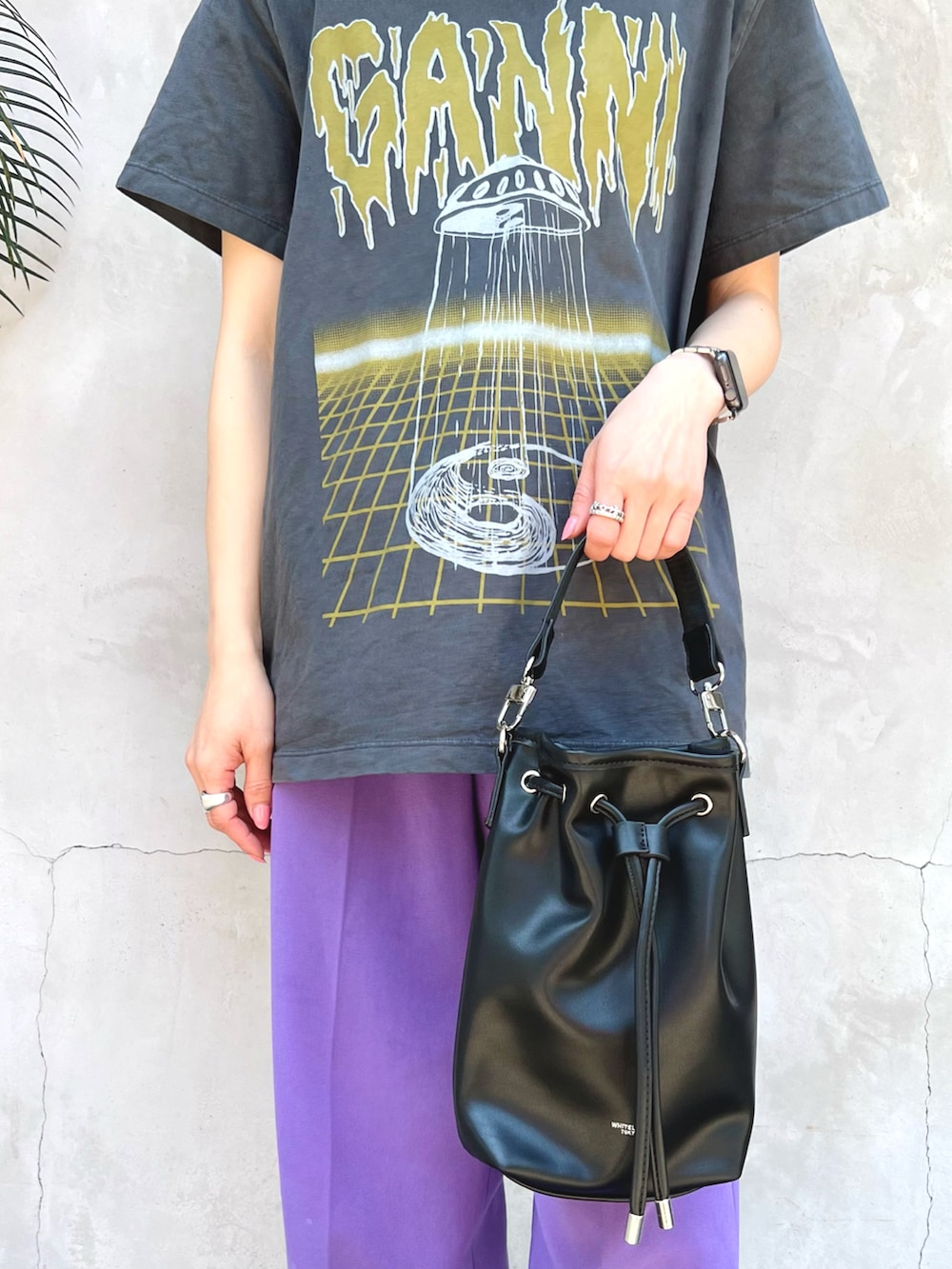 「夏、カラーパンツ、Tシャツ、ハット、パープル、ミニバッグ、春夏コーデ、夏コーデ、ハットコーデ、カラー×コーデ」｜「WHITELANDのアイテム（バッグ、ブラック系）」を使った、hanae maruiさん（レディース・155cm）の夏コーディネートの4枚目の写真