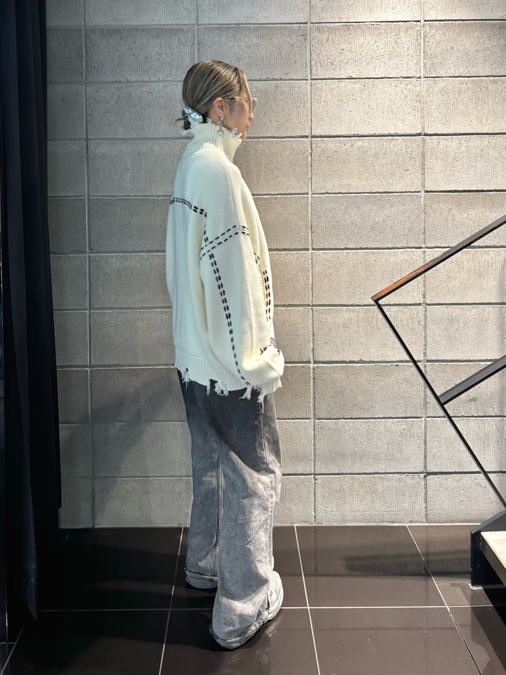 ホワイト系のニット/セーター、ブルー系のサングラスを着用したレディースの秋コーディネートの2枚目の写真