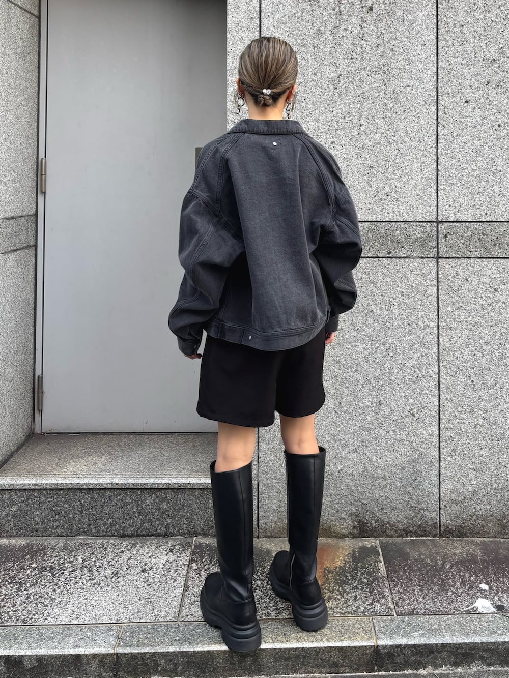 「秋服準備はじめました、休日スタイル、秋のコーデ、ゆるコーデ、シンプル、サングラス、デニムジャケット、Gジャン、ブーツ、ブーツスタイル、秋、秋コーデ、秋服、LHP」｜「DANKE SCHONのDankeSchon/ダンケシェーン/12OZ CHEMICAL DENIM JACKET（デニムジャケット、ブラック系）」を使った、hanae maruiさん（レディース・156cm）の秋コーディネートの3枚目の写真