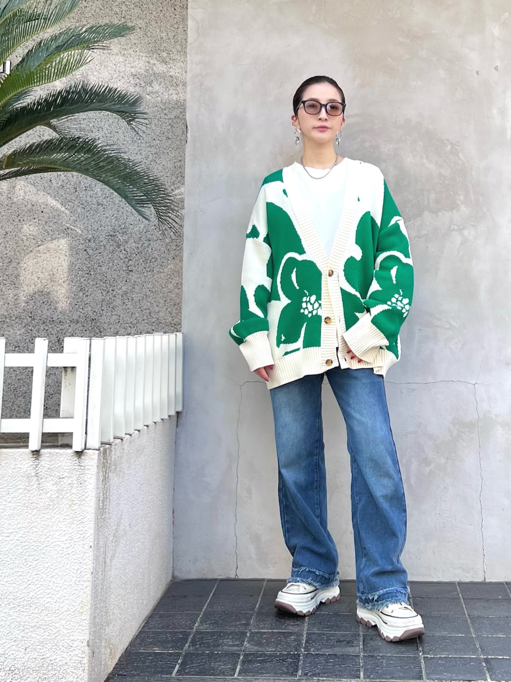 hanae maruiさんの「WHITELAND/ホワイトランド/FLOWER CARDIGAN（WHITELAND）」を使ったコーディネートの2枚目の写真