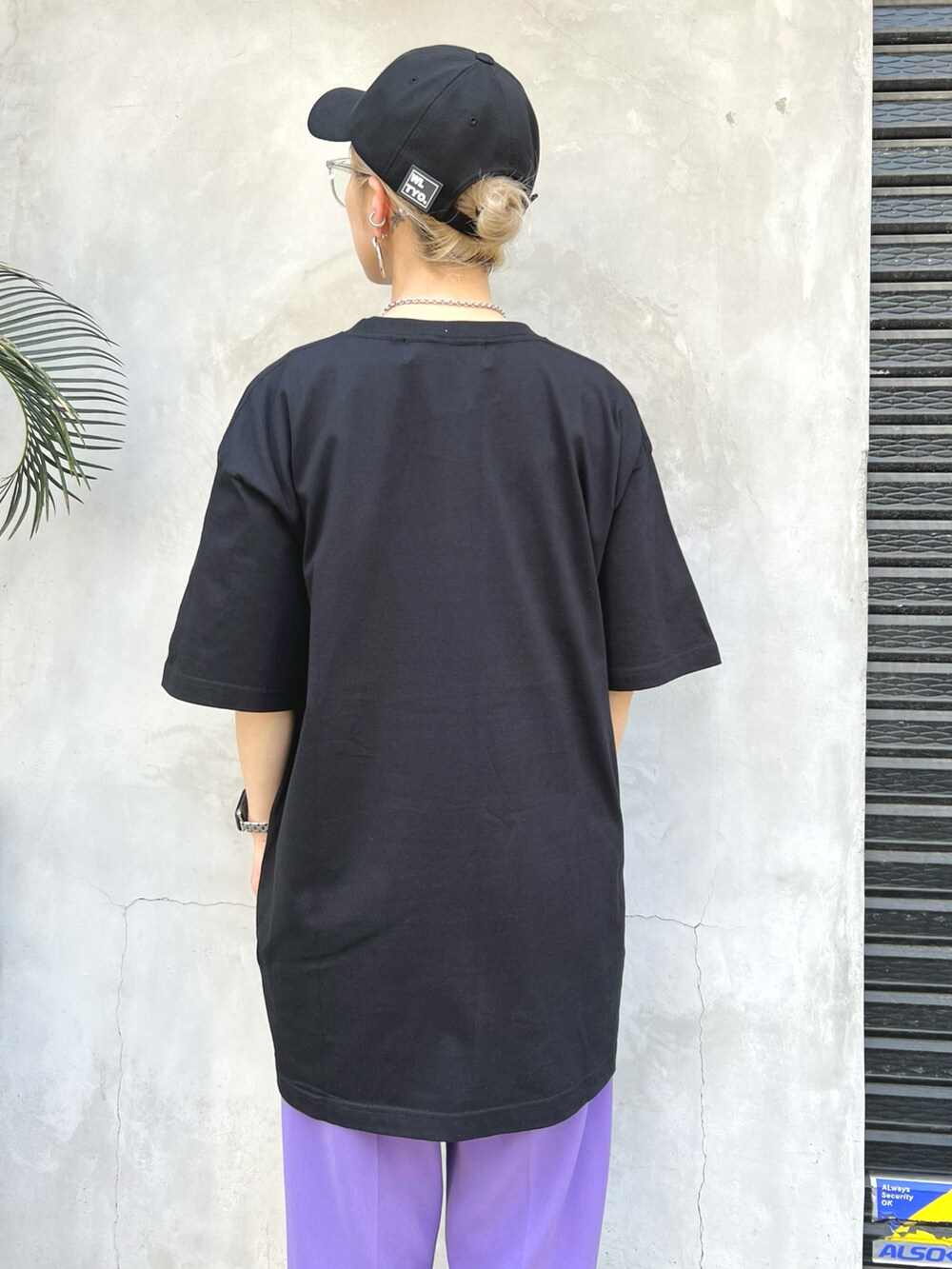 ブラック系のTシャツ/カットソー、ブラック系のTシャツ/カットソー、ブラック系のキャップを着用したレディースの春コーディネートの4枚目の写真