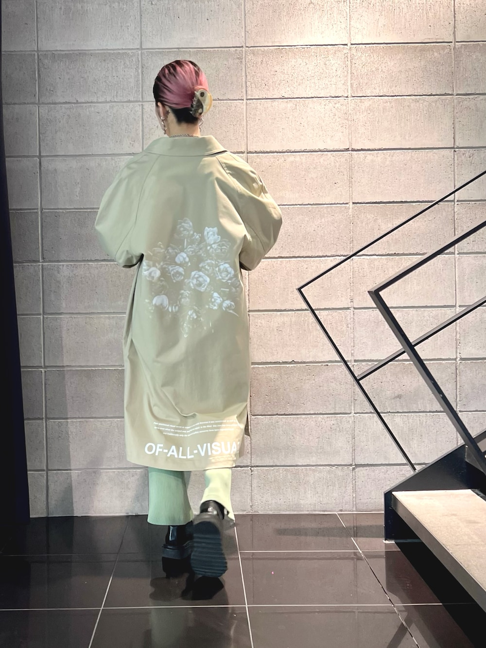 「スウェット、ステンカラーコート、ベージュ、お出かけコーデ、春アウター、春服、春色、春カラー、春コーデ、ゆったりコーデ」｜「A4AのA4A/エーフォーエー/GRAPHIC COAT（ステンカラーコート、ベージュ系）」を使った、hanae maruiさん（レディース・155cm）の春コーディネートの4枚目の写真