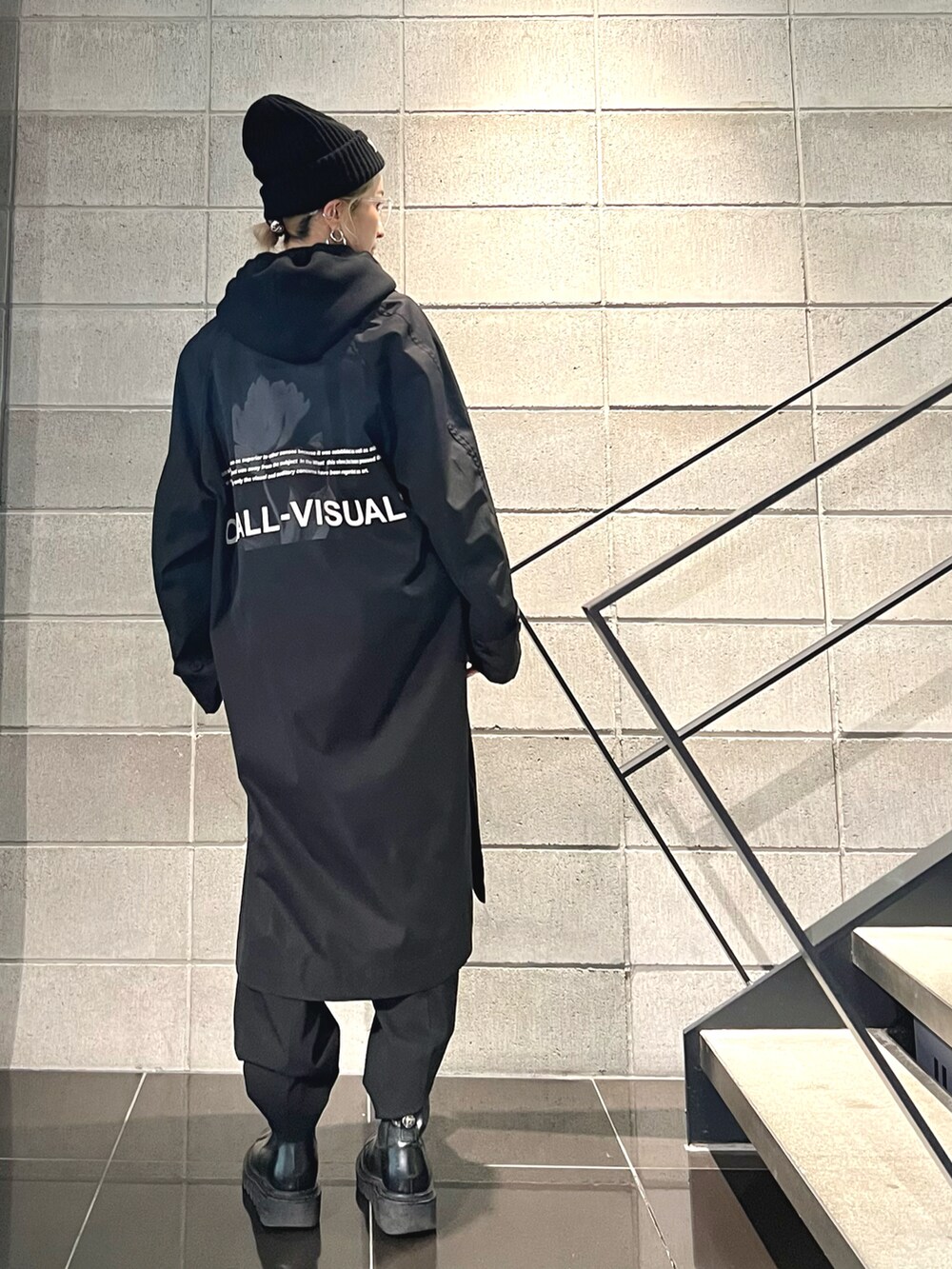 「ブーツ、ブラック、ニット帽、ステンカラーコート、ブラックコーデ、サングラス、オールブラック、春アウター、春、春コーデ」｜「A4AのA4A/エーフォーエー/ステンカラーコート（ステンカラーコート、ブラック系）」を使った、hanae maruiさん（レディース・155cm）の春コーディネートの2枚目の写真