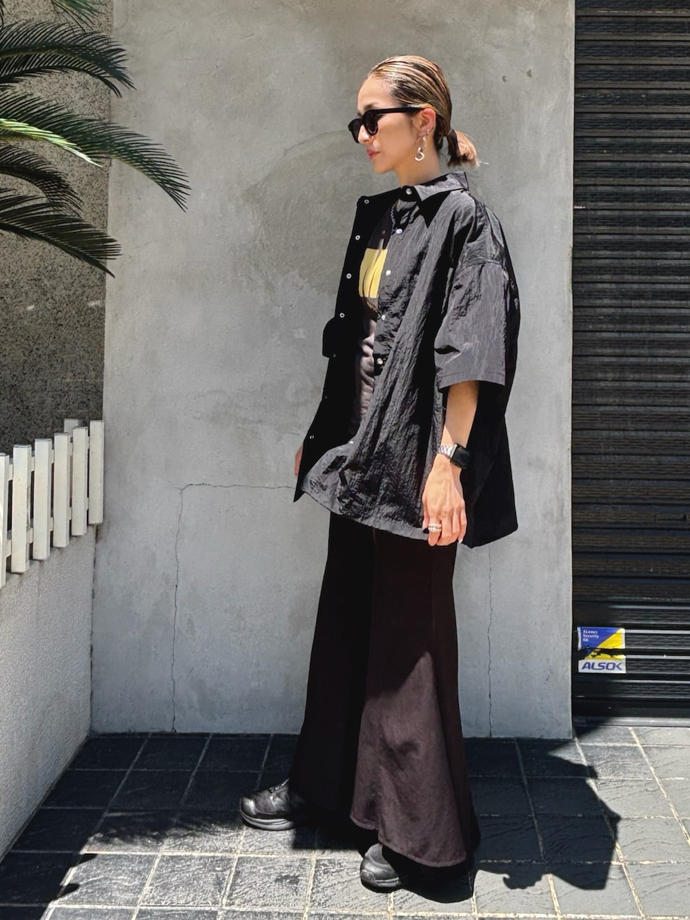 「サングラス、夏ルックで気分アップ、夏ファッション、夏、ootd、ゆるコーデ、パンツスタイル、ブラック、スポーツミックス、半袖シャツ、ブラックコーデ、フレアパンツ、LHP、スニーカー、スニーカーコーデ」｜「WHITELANDのWHITELAND/ホワイトランド/NYLON S/S SHIRT（シャツ/ブラウス、ブラック系）」を使った、hanae maruiさん（レディース・156cm）の夏コーディネートの2枚目の写真