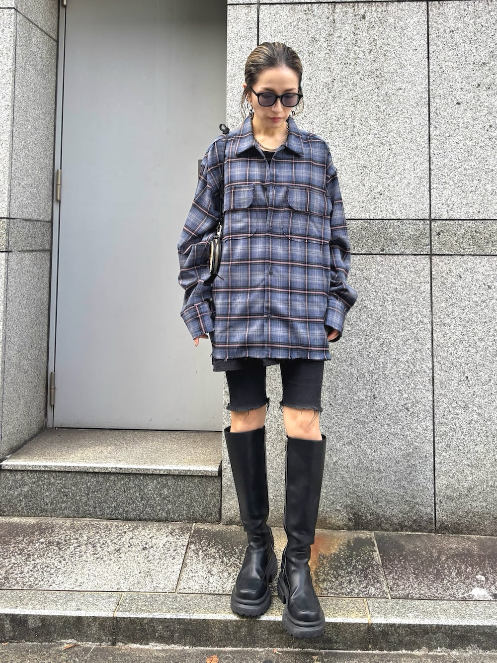 「チェック、秋服準備はじめました、秋のコーデ、秋服、休日スタイル、今日のコーデ、サングラス、チェックシャツ、秋、秋コーデ、秋冬コーデ、秋冬、秋色、ブーツ、青チェック」｜「A.D.S.R.のADSR/エーディーエスアール/MONK(モンク)（サングラス、ブルー系）」を使った、hanae maruiさん（レディース・156cm）の秋コーディネートの6枚目の写真