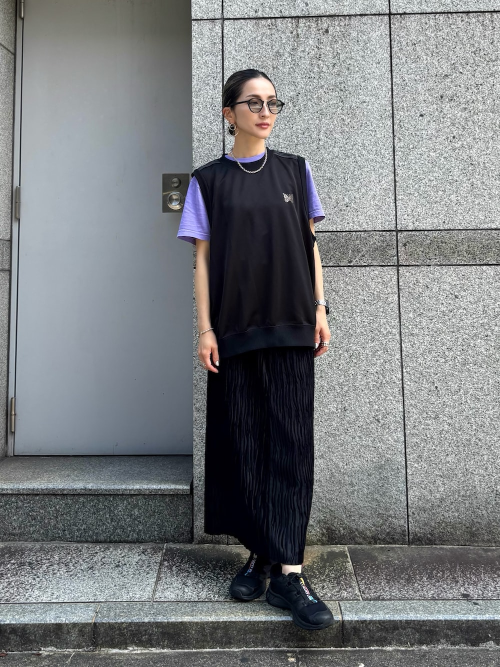「ブラックコーデ、ノースリーブ、半袖シャツ、サングラス、スニーカー、夏ファッション、夏コーデ、レディースファッション、夏服、お出かけコーデ、スカートスタイル、NEEDLES、レイヤードスタイル、LHP」｜「Needlesのアイテム（タンクトップ、ブラック系）」を使った、hanae maruiさん（レディース・156cm）の夏コーディネートの2枚目の写真