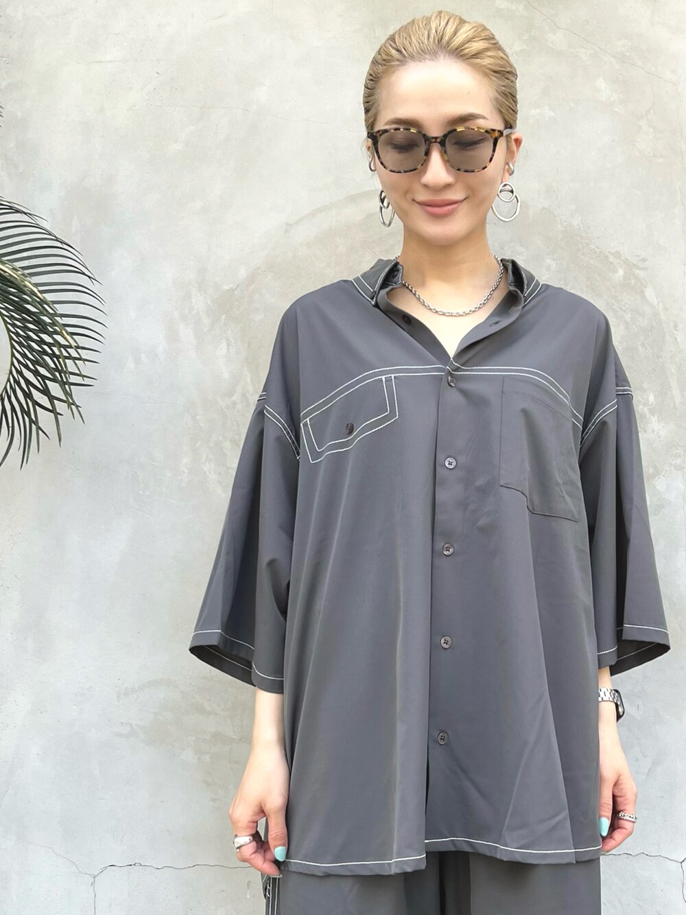 グレー系のシャツ/ブラウス、グレー系のその他パンツを着用したレディースの春コーディネートの4枚目の写真