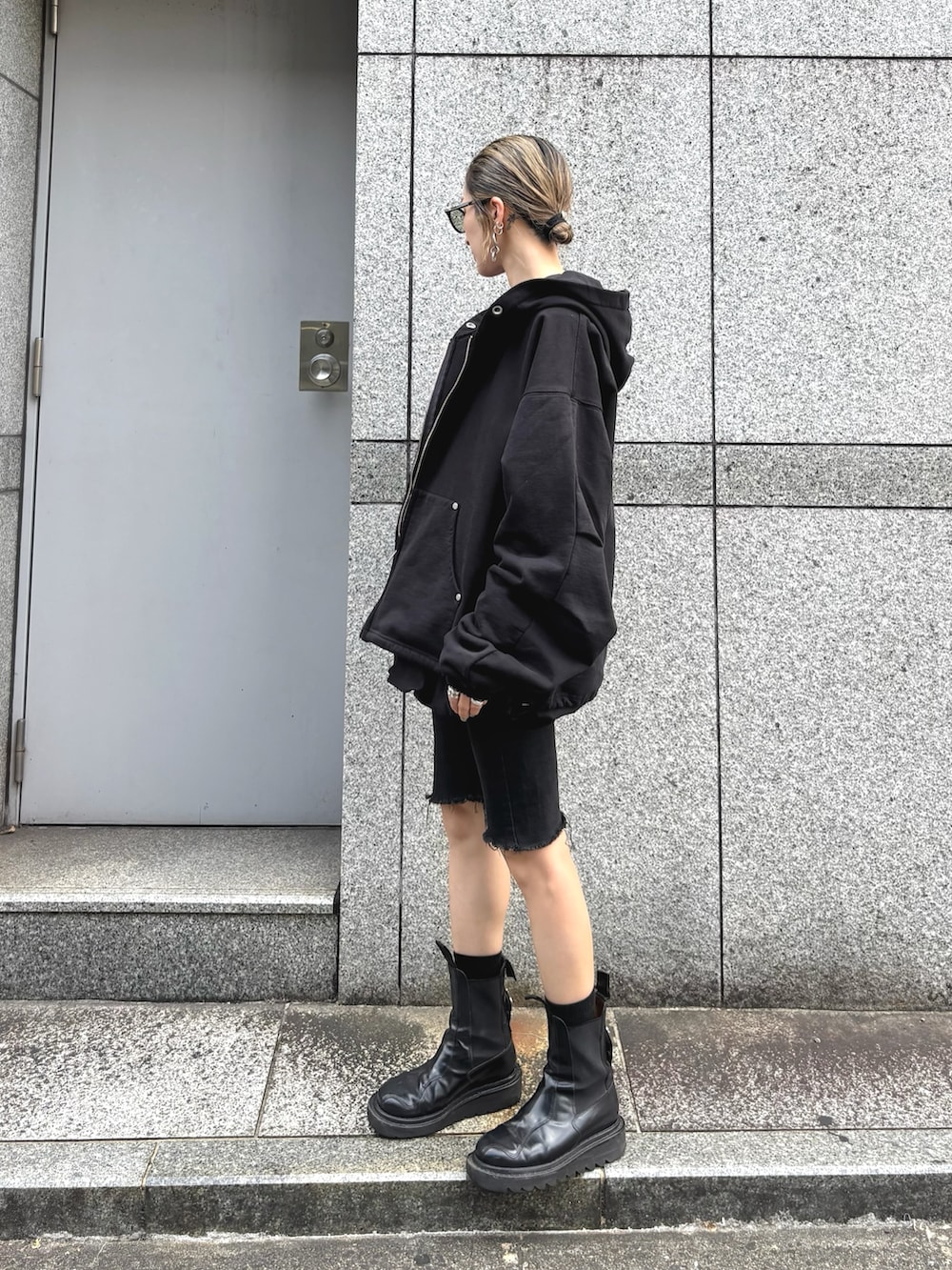 「秋服準備はじめました、ショートパンツ、今日のコーデ、outfit、パンツスタイル、パーカー、パーカーコーデ、パーカースタイル、ブラック、レイヤードスタイル、ストリート、ブーツ、秋コーデ、秋のコーデ、秋服」｜「A.D.S.R.のADSR/エーディーエスアール/SATCHMO（サングラス、グリーン系）」を使った、hanae maruiさん（レディース・156cm）の夏コーディネートの3枚目の写真