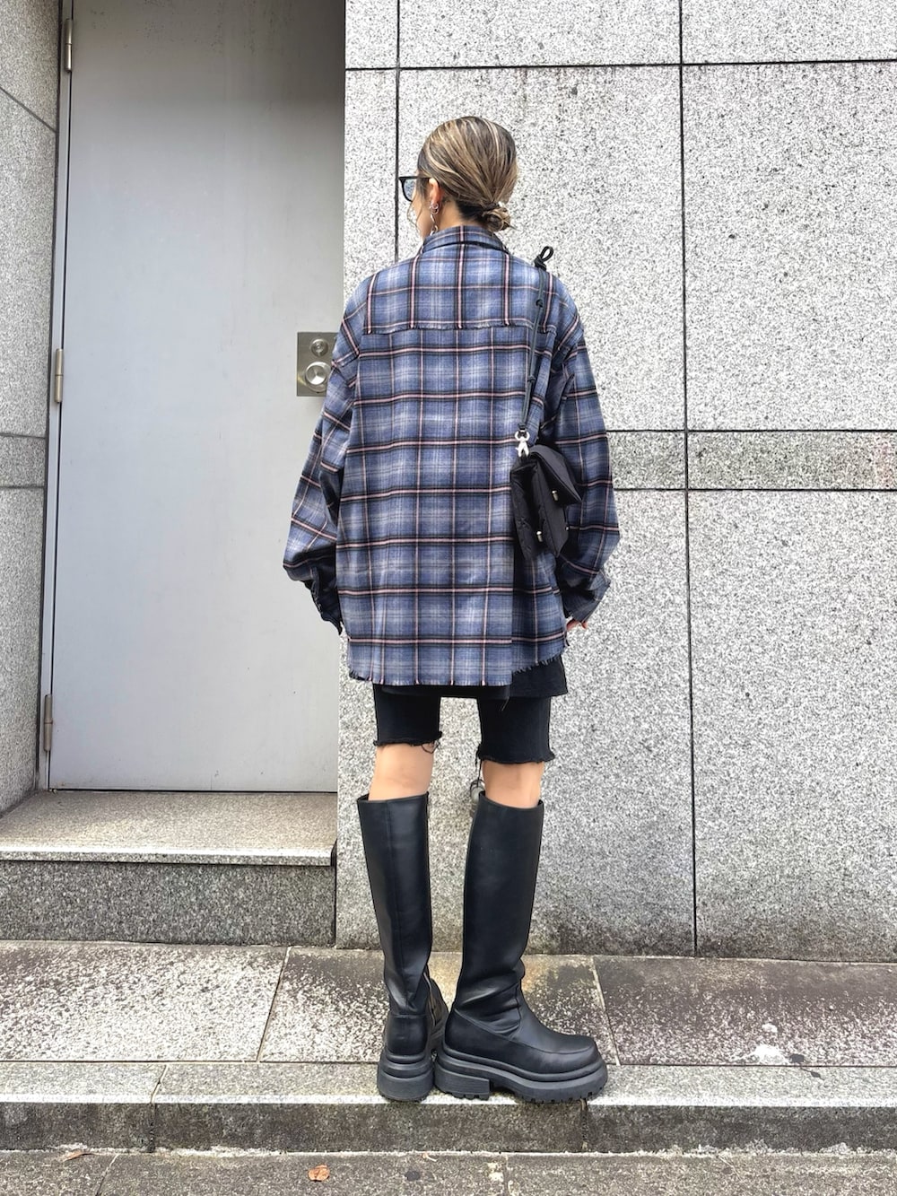 「チェック、秋服準備はじめました、秋のコーデ、秋服、休日スタイル、今日のコーデ、サングラス、チェックシャツ、秋、秋コーデ、秋冬コーデ、秋冬、秋色、ブーツ、青チェック」｜「A.D.S.R.のADSR/エーディーエスアール/MONK(モンク)（サングラス、ブルー系）」を使った、hanae maruiさん（レディース・156cm）の秋コーディネートの4枚目の写真