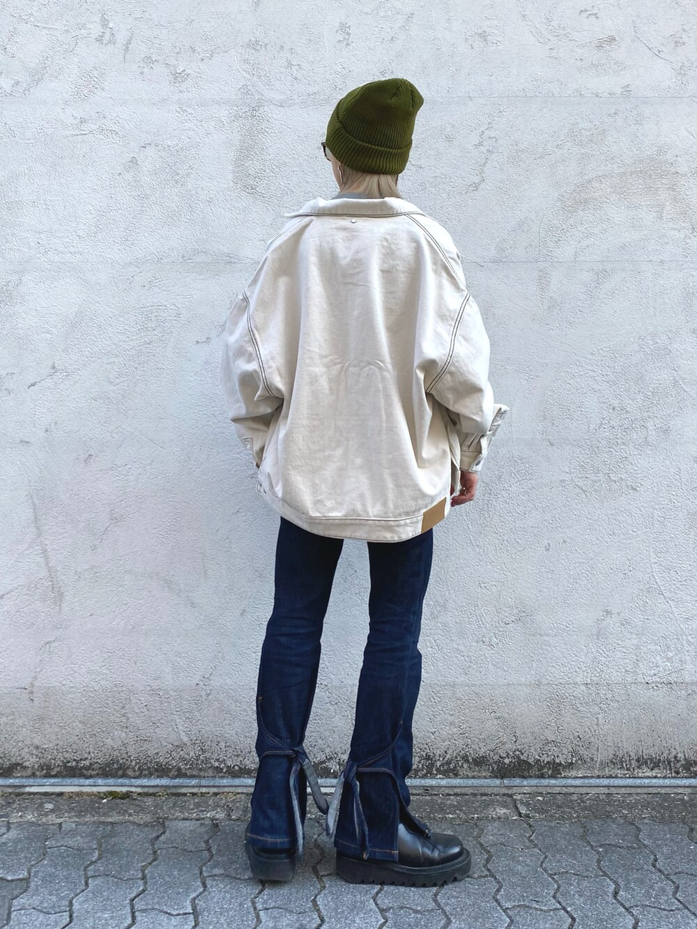 「春、ニット帽、カバーオール、ストリート、春先取り、デニム、デニムパンツ、サングラス、春コーデ」｜「A.D.S.R.のADSR/エーディーエスアール/MONK(モンク)（サングラス、ブラウン系）」を使った、hanae maruiさん（レディース・155cm）の冬コーディネートの3枚目の写真