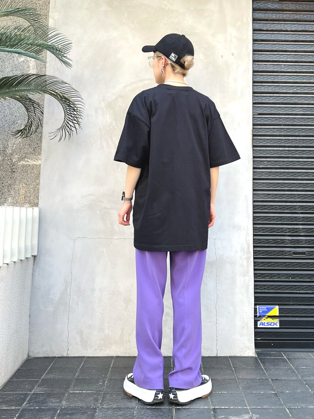 ブラック系のTシャツ/カットソー、ブラック系のTシャツ/カットソー、ブラック系のキャップを着用したレディースの春コーディネートの2枚目の写真