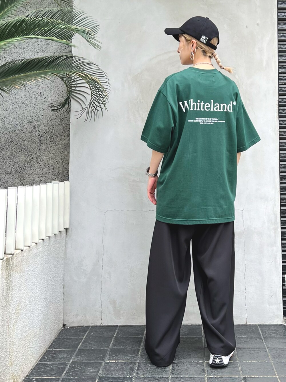 グリーン系のTシャツ/カットソー、グリーン系のTシャツ/カットソー、ブラック系のその他パンツを着用したレディースの春コーディネートの2枚目の写真