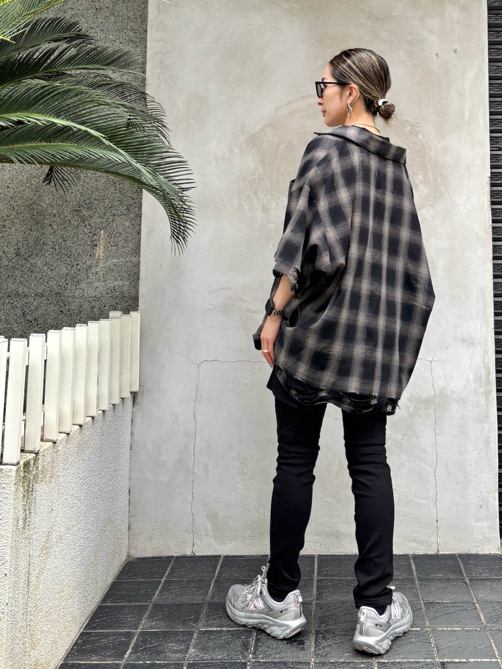 「柄シャツ、チェックシャツ、半袖シャツ、カーゴパンツ、スニーカー、スニーカーコーデ、サングラス、サングラススタイル、シャツスタイル、黒Tシャツ、お出かけコーデ、夏服、夏服コーデ」｜「DANKE SCHONのDankeSchon/ダンケシェーン/OMBRE CHECK DAMEGE S/S SHIRTS（シャツ/ブラウス、ブラック系）」を使った、hanae maruiさん（レディース・156cm）の春コーディネートの4枚目の写真