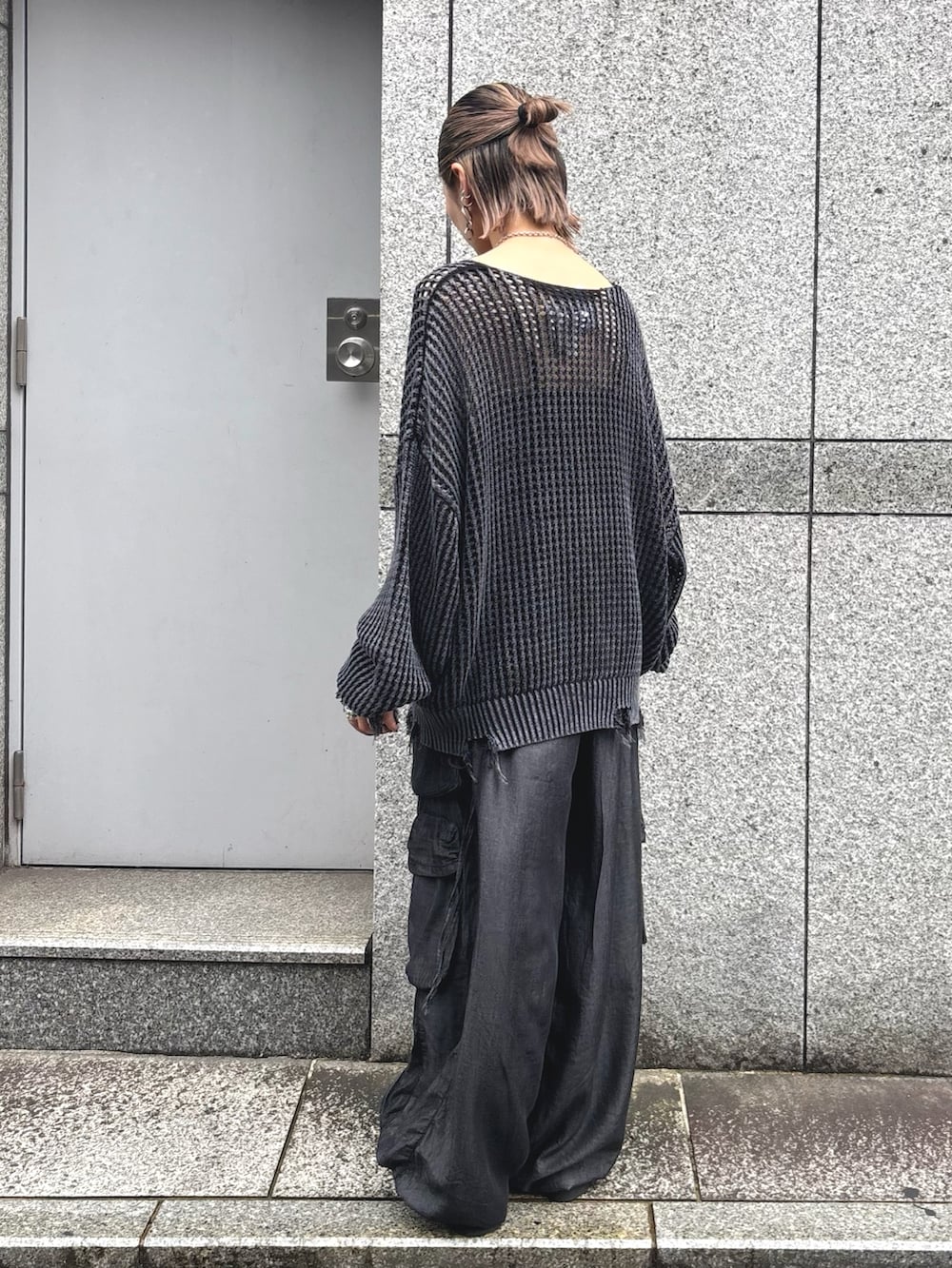 「休日スタイル、シンプルスタイル、ootd、着回しコーデ、パンツスタイル、ブラックコーデ、低身長コーデ、ワイドパンツ、ワイドカーゴパンツ、カーゴパンツ、メッシュニット、メッシュトップス、ストリート、lhp、LHP」｜「DANKE SCHONのDankeSchon/ダンケシェーン/CHEMICAL MESH KNIT CREWNECK（ニット/セーター、ブラック系）」を使った、hanae maruiさん（レディース・156cm）の夏コーディネートの3枚目の写真