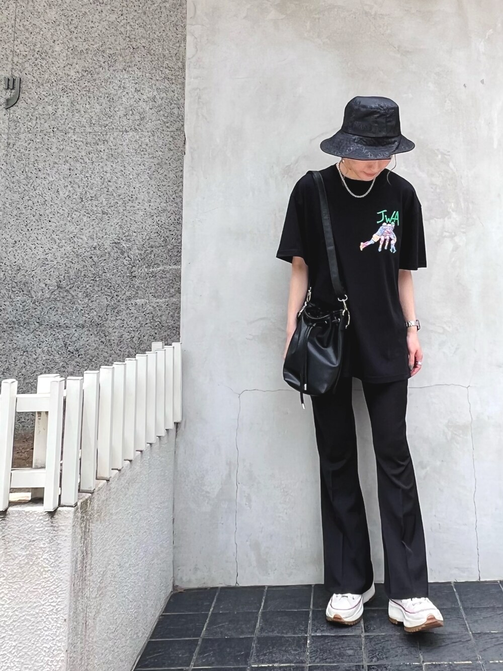 「休日スタイル、夏コーデ、春夏コーデ、ブラック、ブラックコーデ、黒パンツ、黒Tシャツ、Tシャツ、ショルダーバッグ、スラックス、フレアパンツ、スニーカー、バケットハット、JWANDERSON」｜「WHITELANDのWHITELAND/ホワイトランド/PURSE BAG（ショルダーバッグ、ブラック系）」を使った、hanae maruiさん（レディース・155cm）の夏コーディネートの3枚目の写真