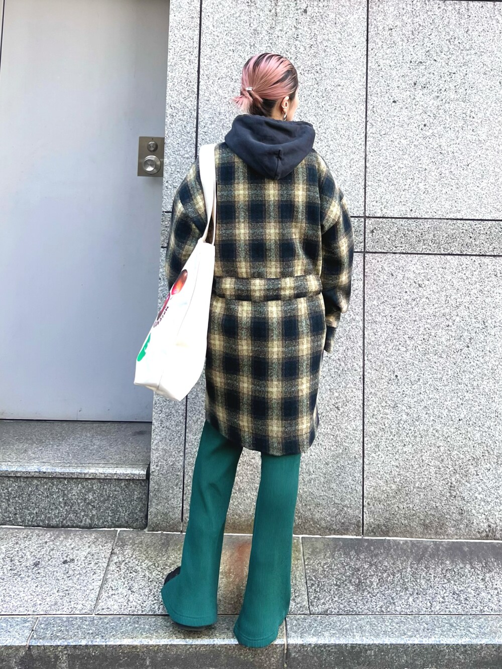 「休日コーデ、冬コーデ、パンツコーデ、カジュアル、低身長コーデ、outfit、パーカーコーデ、サイドゴアブーツ、カラーパンツ、チェック、チェックシャツ、ガウン、トートバッグ」｜「WHITELANDのWHITELAND/ホワイトランド/CHECK GOWN（カーディガン/ボレロ、ブルー系）」を使った、hanae maruiさん（レディース・155cm）の冬コーディネートの3枚目の写真