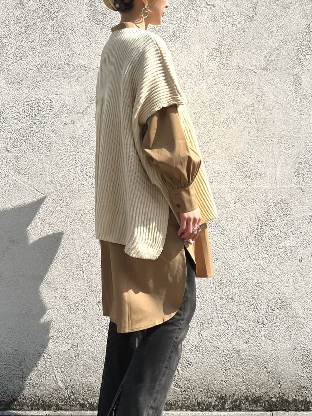 「春服みてみて、春服、シンプルコーデ、デニムパンツ、ootd、ノーカラーシャツ、シャツスタイル、シャツ、パンツスタイル」｜「L.H.Pのcourage/クラージュ/長袖ビッグワンピースシャツ（シャツ/ブラウス、ベージュ系）」を使った、hanae maruiさん（レディース・155cm）の春コーディネートの4枚目の写真