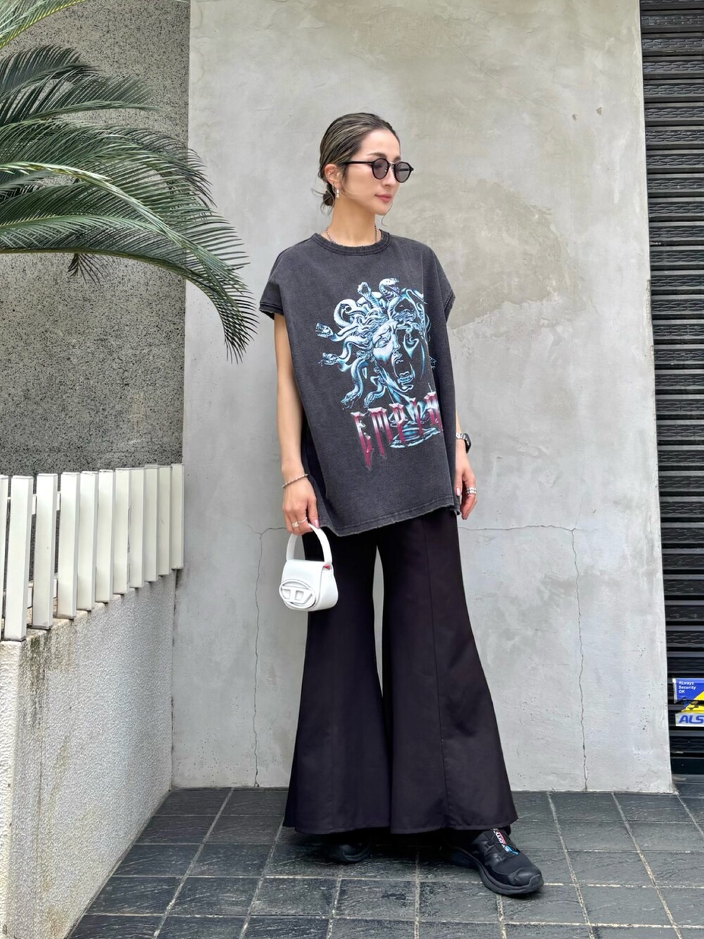 「スニーカー、おでかけコーデ、春服コーデ、パンツスタイル、春服、リラックススタイル、LHP、ノースリーブ、サングラス、ブラックコーデ」｜「A.D.S.R.のADSR/エーディーエスアール/SATCHMO（サングラス、ブラック系）」を使った、hanae maruiさん（レディース・156cm）の春コーディネートの3枚目の写真