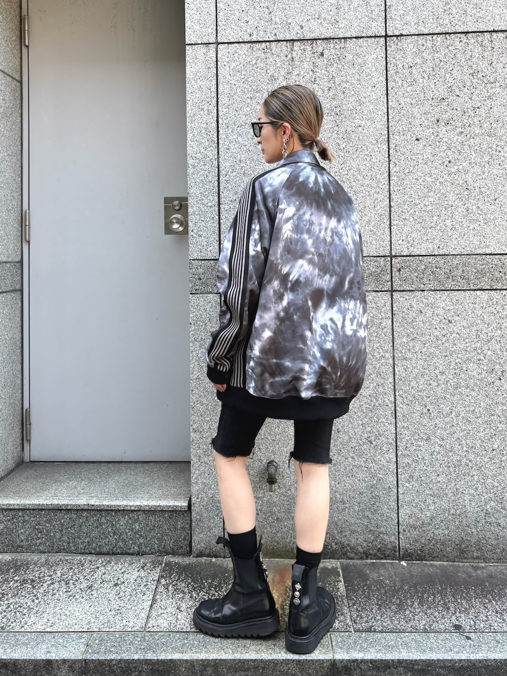 「サングラス、パンツコーデ、低身長女子、NEEDLES、トラックジャケット、タイダイ柄、ショートパンツ、ブーツ、秋、秋コーデ、秋のコーデ、秋冬コーデ、秋服、秋服準備はじめました、LHP」｜「A.D.S.R.のADSR/エーディーエスアール/MONK(モンク)（サングラス、グリーン系）」を使った、hanae maruiさん（レディース・156cm）の夏コーディネートの4枚目の写真