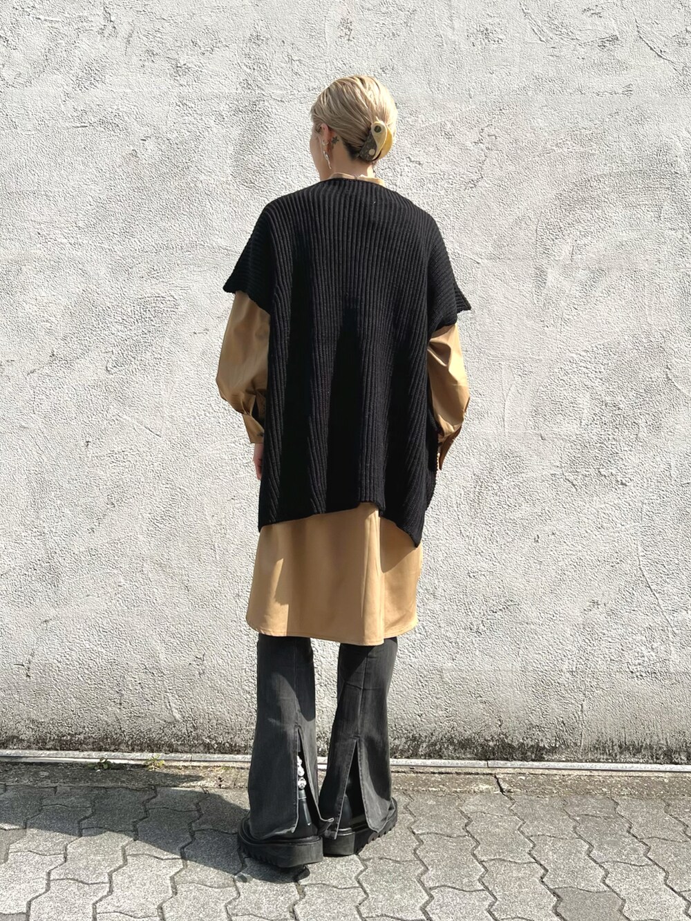 「春服みてみて、大人カジュアル、春服、パンツスタイル、デニムパンツ、レイヤードスタイル、ノーカラーシャツ、ニットベスト、春コーデ、休日コーデ、春」｜「L.H.Pのcourage/クラージュ/サイドスリットモールニットベスト（ベスト、ブラック系）」を使った、hanae maruiさん（レディース・155cm）の春コーディネートの2枚目の写真
