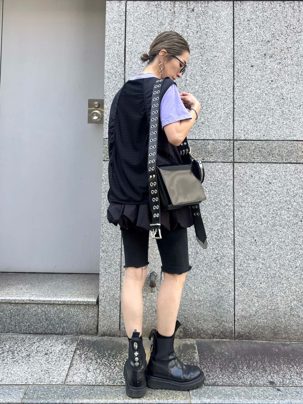「スポーツミックス、夏コーデ、今日のコーデ、レディースファッション、ミニバッグ、コインケース、blackmeans、ベスト、ベスト×Tシャツ、ショートパンツ、レイヤードスタイル、ブーツ、サングラス、LHP、ショルダーバッグ」｜「WHITELANDのWHITELAND/ホワイトランド/NYLON VEST（ベスト、ブラック系）」を使った、hanae maruiさん（レディース・156cm）の夏コーディネートの5枚目の写真