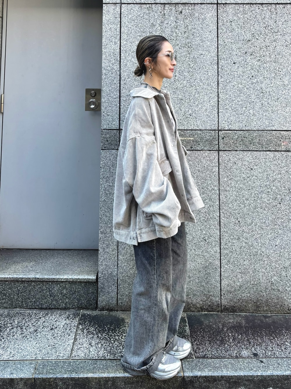 「秋服準備はじめました、秋のコーデ、初秋のパンツスタイル、低身長コーデ、デニム、ワイドデニム、ジャケット、ジャケットスタイル、カバーオール、コーデュロイ、サングラス、スニーカー、スニーカーコーデ、秋、秋コーデ」｜「DANKE SCHONのDankeSchon/ダンケシェーン/8WELL COURDUROY CHEMICAL COVERALLS（カバーオール、ベージュ系）」を使った、hanae maruiさん（レディース・156cm）の秋コーディネートの3枚目の写真