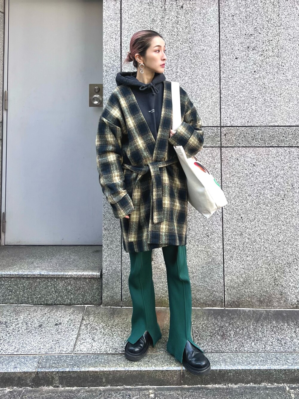 「休日コーデ、冬コーデ、パンツコーデ、カジュアル、低身長コーデ、outfit、パーカーコーデ、サイドゴアブーツ、カラーパンツ、チェック、チェックシャツ、ガウン、トートバッグ」｜「WHITELANDのWHITELAND/ホワイトランド/CHECK GOWN（カーディガン/ボレロ、ブルー系）」を使った、hanae maruiさん（レディース・155cm）の冬コーディネートの2枚目の写真