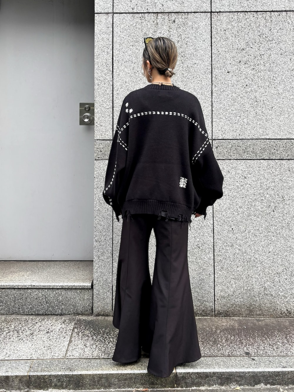 「秋服準備はじめました、大人女子、今日のコーデ、150cm台コーデ、ootd、ママファッション、レディースファッション、カーディガン、モノトーン、ブラック、秋コーデ、秋、秋のコーデ、サングラス、LHP」｜「DANKE SCHONのDankeSchon/ダンケシェーン/HAND STITCH KNIT CARDIGAN（カーディガン/ボレロ、ブラック系）」を使った、hanae maruiさん（レディース・156cm）の夏コーディネートの3枚目の写真