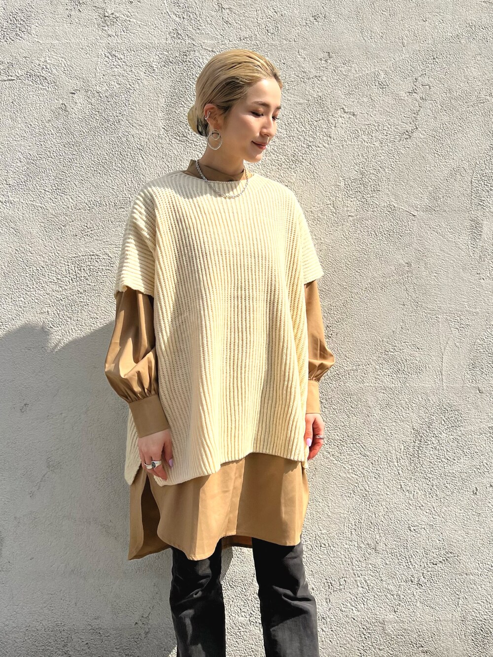 「春服みてみて、大人カジュアル、春服、パンツスタイル、デニムパンツ、レイヤードスタイル、ノーカラーシャツ、ニットベスト、春コーデ、休日コーデ、春」｜「L.H.Pのcourage/クラージュ/サイドスリットモールニットベスト（ベスト、ブラック系）」を使った、hanae maruiさん（レディース・155cm）の春コーディネートの5枚目の写真