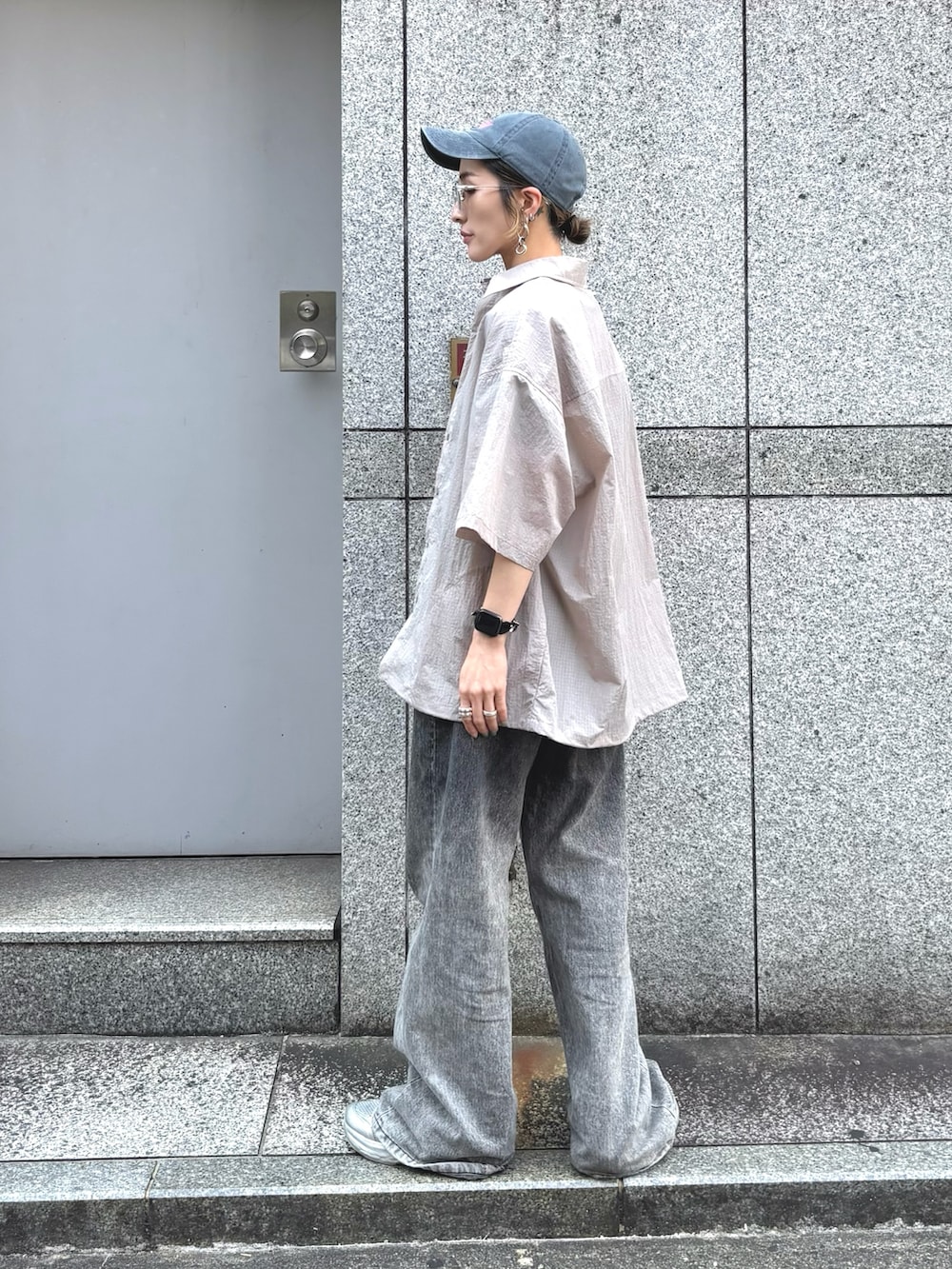 「レイヤードスタイル、150cm台コーデ、ラクチンコーデ、ゆるシルエット、夏服、ストリート、シャツスタイル、シャツ、半袖シャツ、サングラス、デニム、キャップ、LHP」｜「WHITELANDのWHITELAND/ホワイトランド/NYLON S/S SHIRT（シャツ/ブラウス、グレー系）」を使った、hanae maruiさん（レディース・156cm）の夏コーディネートの2枚目の写真