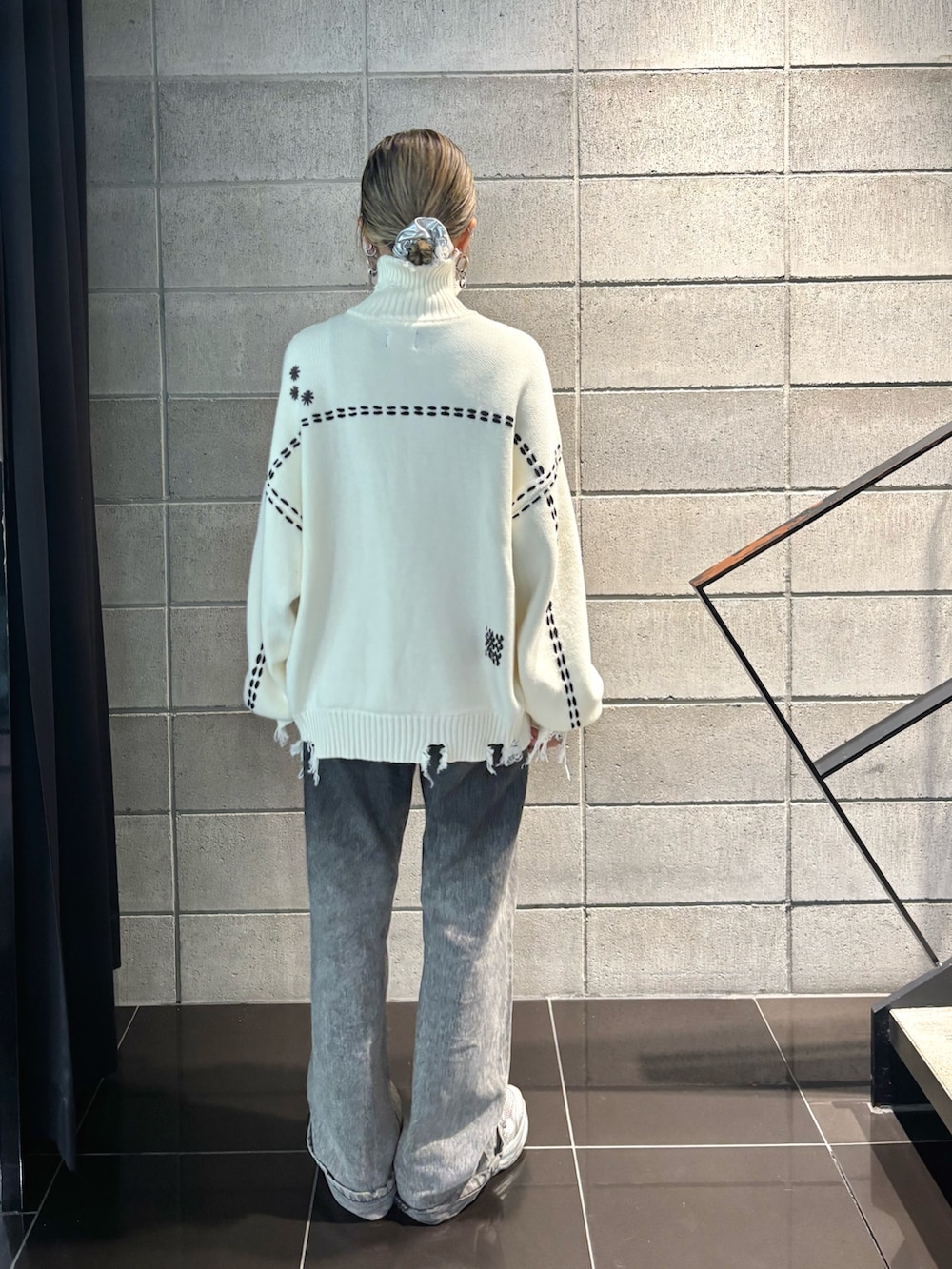 ホワイト系のニット/セーター、ブルー系のサングラスを着用したレディースの秋コーディネートの3枚目の写真