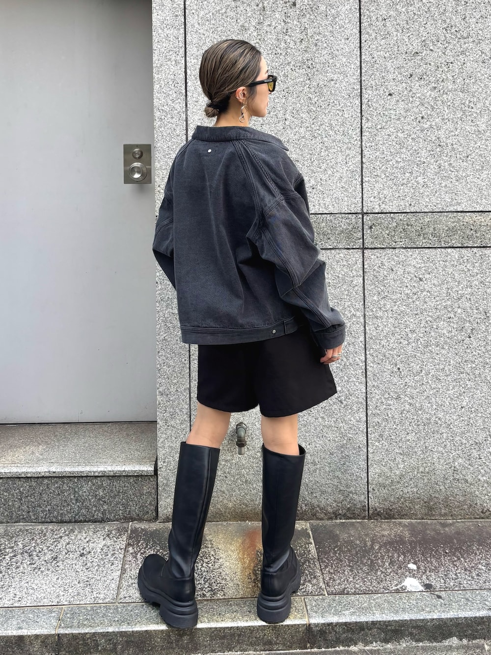 「秋服準備はじめました、休日スタイル、秋のコーデ、ゆるコーデ、シンプル、サングラス、デニムジャケット、Gジャン、ブーツ、ブーツスタイル、秋、秋コーデ、秋服、LHP」｜「DANKE SCHONのDankeSchon/ダンケシェーン/12OZ CHEMICAL DENIM JACKET（デニムジャケット、ブラック系）」を使った、hanae maruiさん（レディース・156cm）の秋コーディネートの4枚目の写真