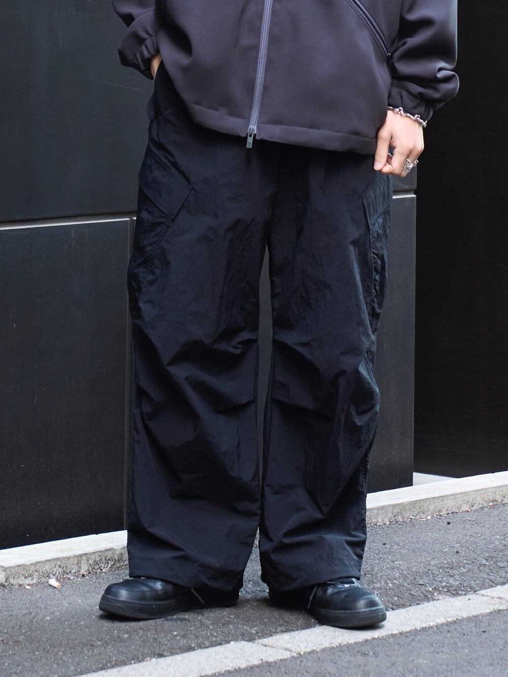 「春色、休日スタイル、メンズファッション、おでかけコーデ、黒、ワイドパンツ、シンブルコーデ」｜「N.HOOLYWOODのSTUDIOUS別注 098 STANDCOLLAR JKT（シャツ/ブラウス、グレー系）」を使った、yoshidaさん（メンズ・169cm）の冬コーディネートの6枚目の写真
