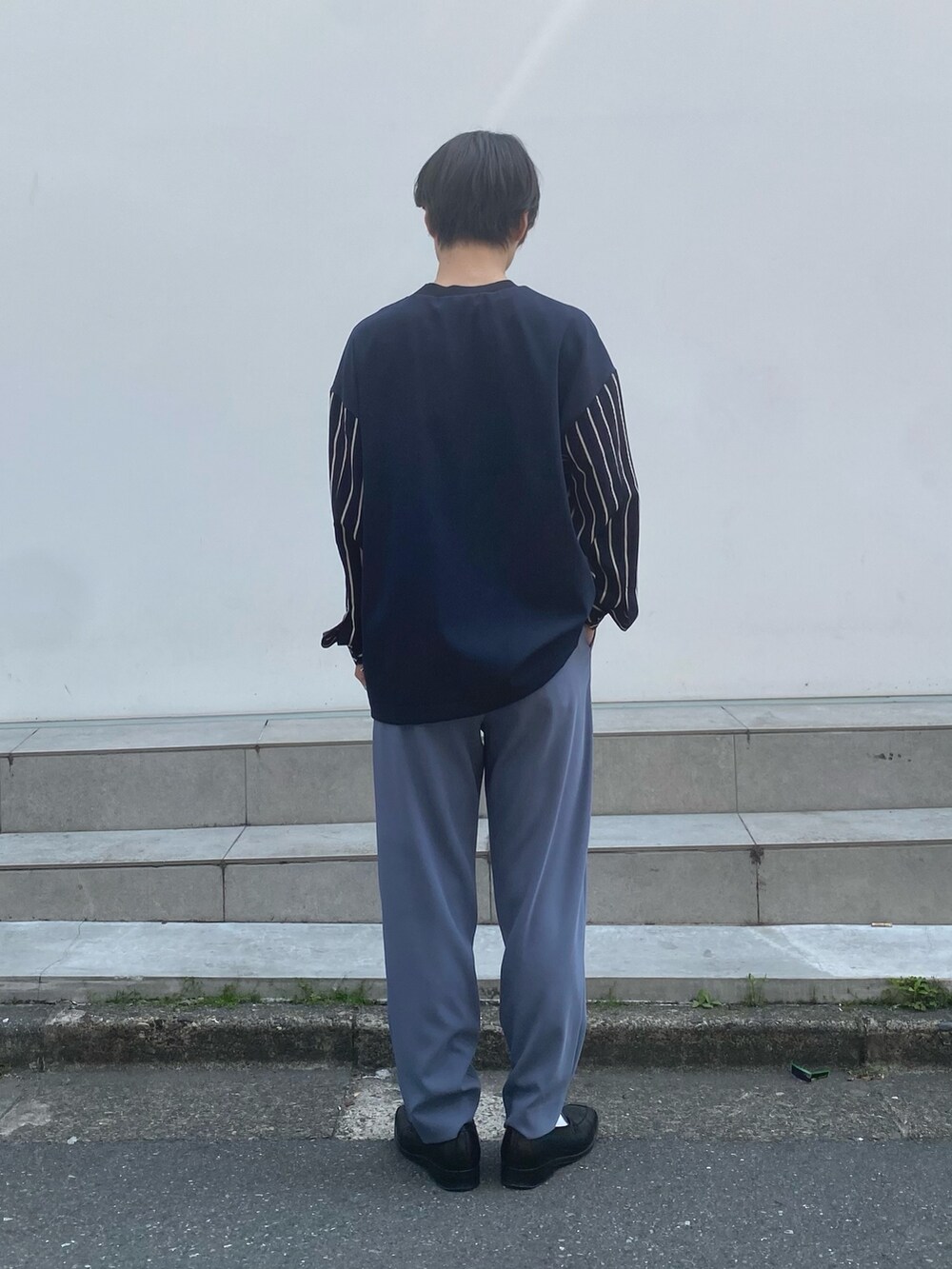 「オトナカジュアル、メンズコーデ」｜「CULLNIのSTUDIOUS別注 切り替えPULLOVER（スウェット、ブルー系）」を使った、yoshidaさん（メンズ・169cm）の春コーディネートの3枚目の写真