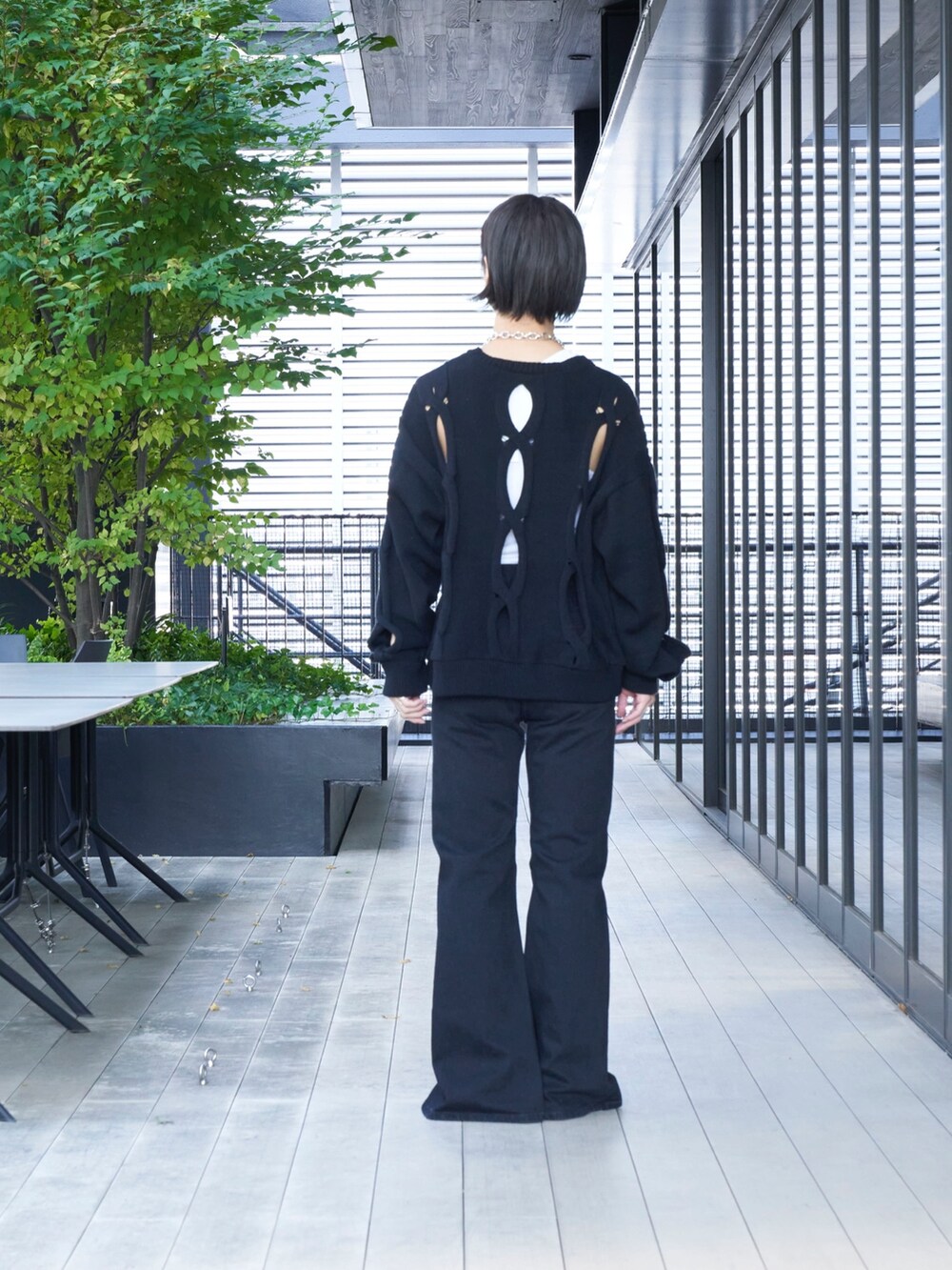 「デニムパンツ」｜「MUKAIのLAYERED SLIM DENIM PANTS（デニムパンツ、ブラック系）」を使った、yoshidaさん（メンズ・169cm）の秋コーディネートの3枚目の写真