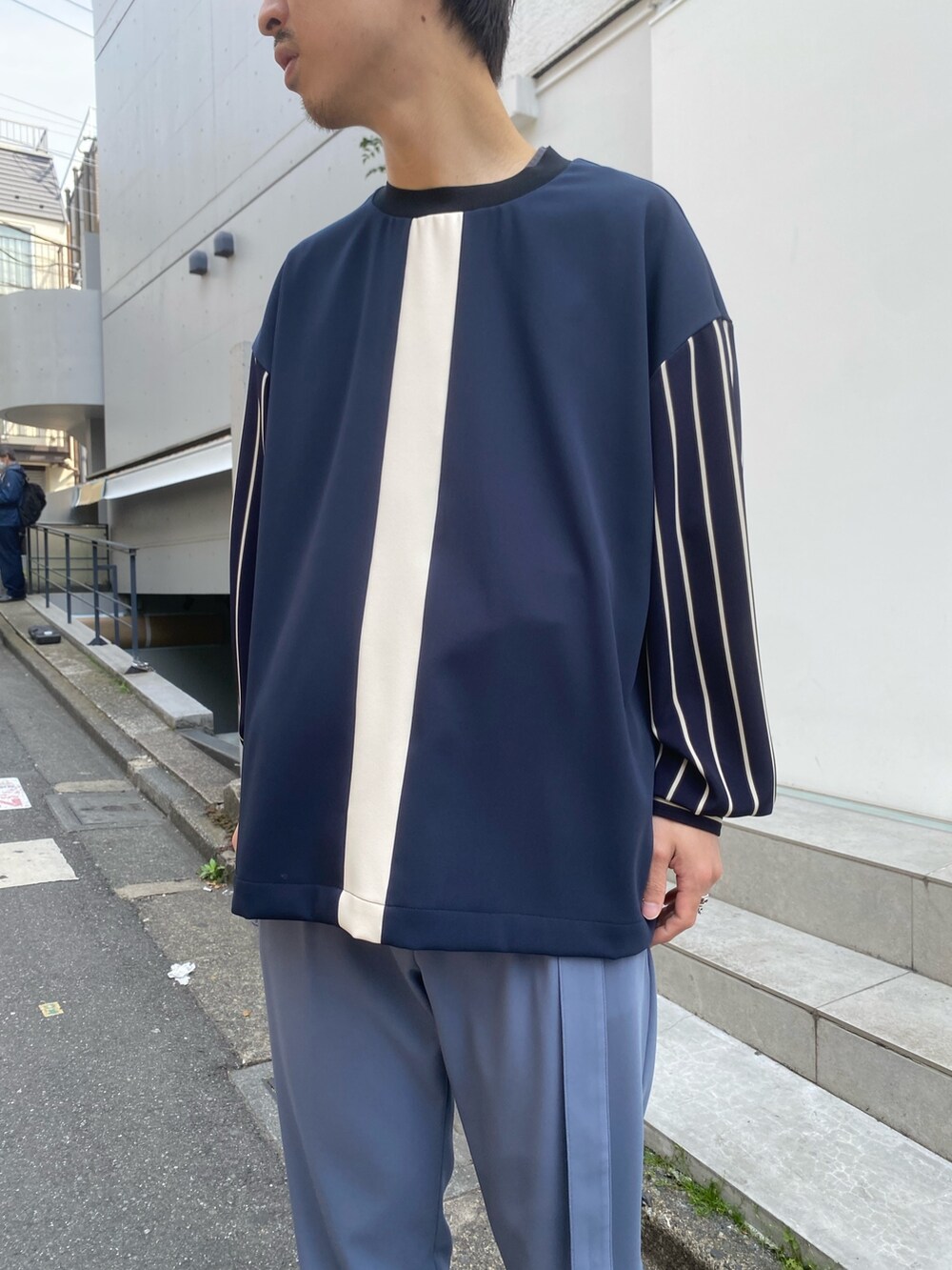 「オトナカジュアル、メンズコーデ」｜「CULLNIのSTUDIOUS別注 切り替えPULLOVER（スウェット、ブルー系）」を使った、yoshidaさん（メンズ・169cm）の春コーディネートの4枚目の写真
