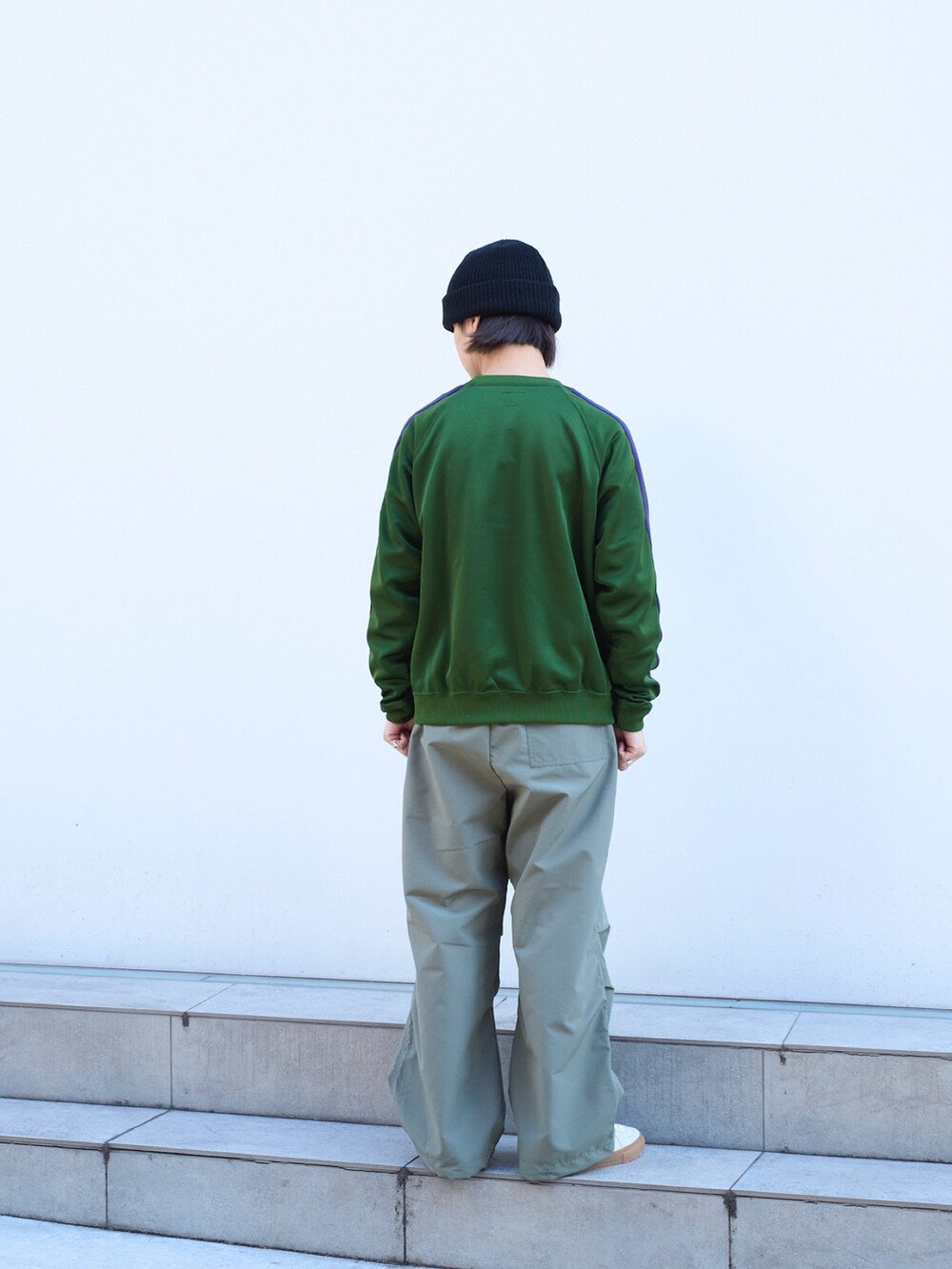 「オトナカジュアル、スニーカー、シンプル、ワイドパンツ、カーゴパンツ、ビッグシルエット、グリーン、24ssトレンド」｜「markaのSTUDIOUS別注 TECH SNOW PANTS（カーゴパンツ、グリーン系）」を使った、yoshidaさん（メンズ・169cm）の冬コーディネートの3枚目の写真