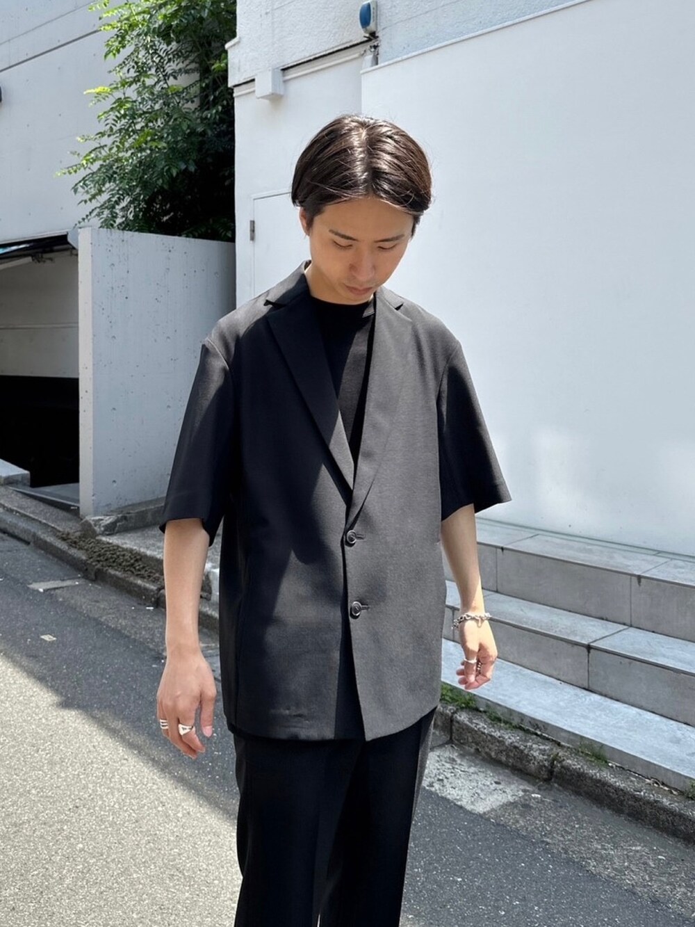 「シンプルスタイル、セットアップ」｜「STUDIOUSのFEEL AIRセミダブルハーフジャケット（テーラードジャケット、ブラック系）」を使った、yoshidaさん（メンズ・169cm）の春コーディネートの5枚目の写真