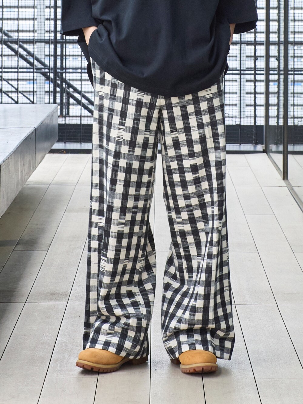 ブラック系のTシャツ/カットソー、その他のその他パンツ、ベージュ系のハットを着用したメンズの春コーディネートの5枚目の写真