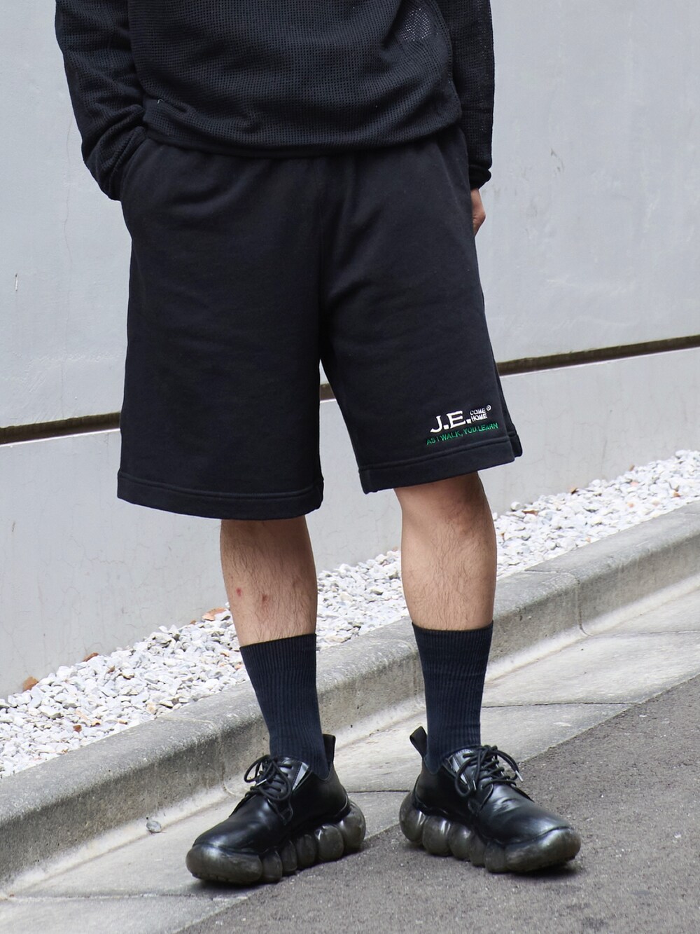 ブラック系のパーカー、ブラック系のスウェットパンツを着用したメンズの冬コーディネートの5枚目の写真