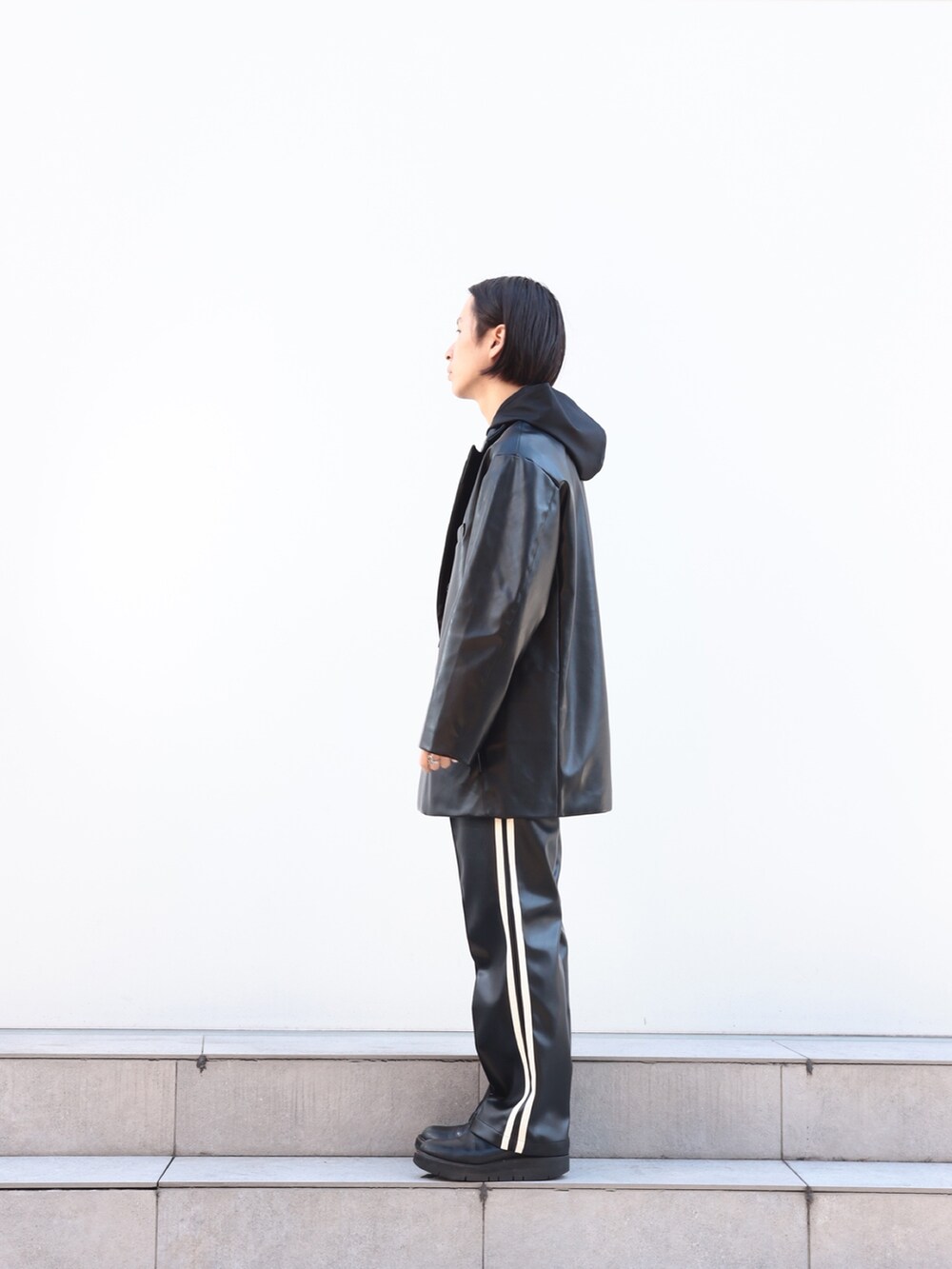 「新星WEARISTAにエントリー、レイヤードスタイル、秋冬コーデ、メンズファッション、今日のコーデ、おしゃれさんと繋がりたい、黒、モノトーン」｜「LiNoHのシンセティックレザーラインパンツ（その他パンツ、ホワイト系）」を使った、yoshidaさん（メンズ・169cm）の冬コーディネートの2枚目の写真