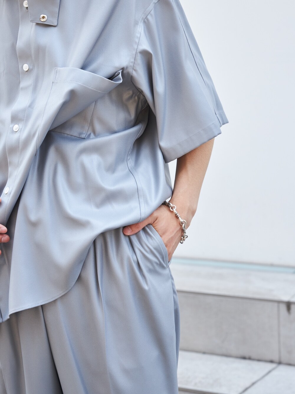 グレー系のシャツ/ブラウス、グレー系のその他パンツを着用したメンズの夏コーディネートの6枚目の写真