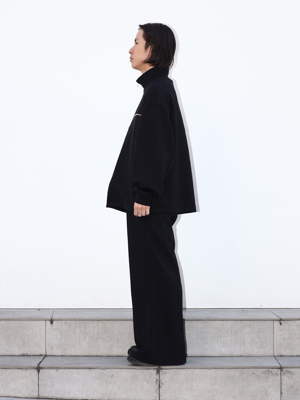 「スウェット、シンプル、ブラック、キレイめ、メンズコーデ、ワントーンコーデ」｜「CULLNIのSTUDIOUS別注FULLZIP STANDCOLLAR（スウェット、ブラック系）」を使った、yoshidaさん（メンズ・169cm）の冬コーディネートの3枚目の写真
