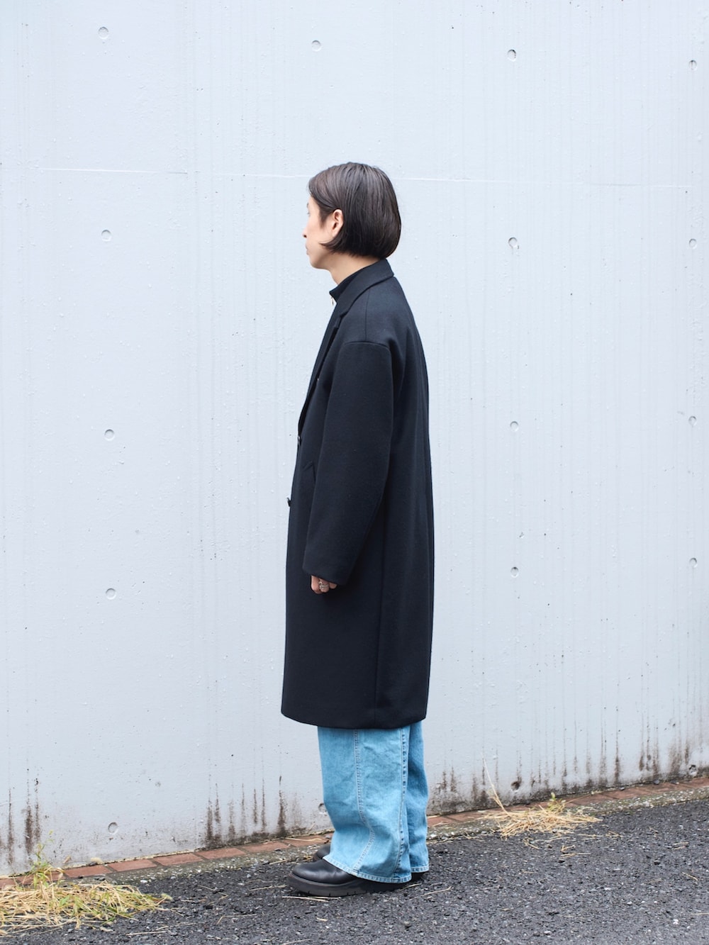 「新星WEARISTAにエントリー、レイヤードスタイル、冬ファッション、ビッグシルエット」｜「STUDIOUSのCashmere wool ダブルチェスターコート（チェスターコート、ブラック系）」を使った、yoshidaさん（メンズ・169cm）の冬コーディネートの3枚目の写真