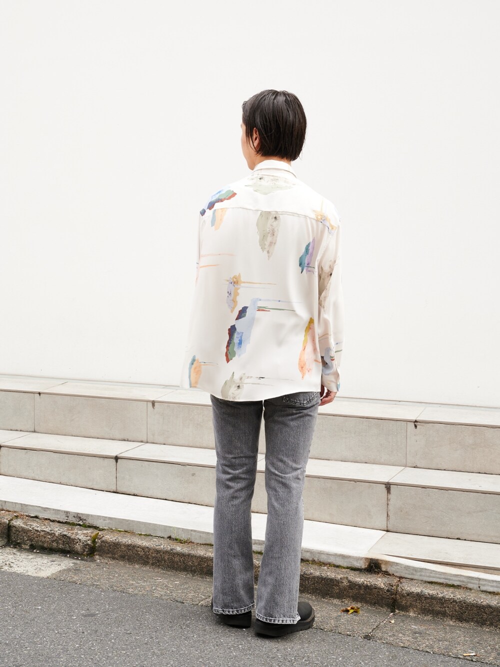 「シャツスタイル、カジュアル、柄シャツ、デニム、ネックレス」｜「LiNoHのペイントロングスリーブシャツ（シャツ/ブラウス、ホワイト系）」を使った、yoshidaさん（メンズ・169cm）の夏コーディネートの3枚目の写真