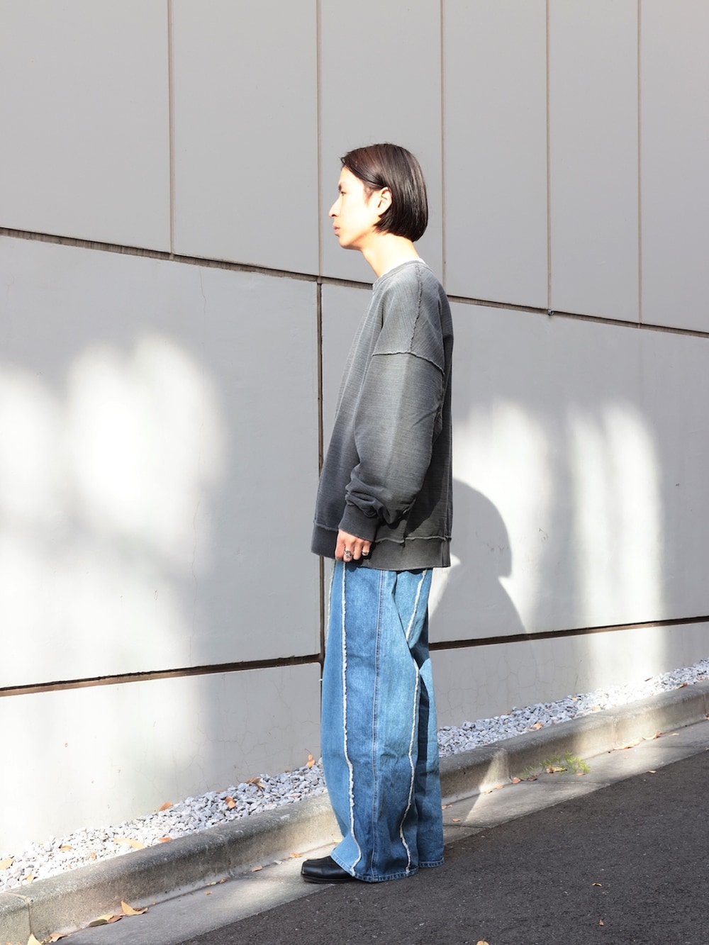 「新星WEARISTAにエントリー、淡色コーデ、ストリート、今日のコーデ、オトナカジュアル、24ssトレンド」｜「JiedaのEX. SWITCHING OVER DENIM PANTS（デニムパンツ、ブルー系）」を使った、yoshidaさん（メンズ・169cm）の冬コーディネートの2枚目の写真