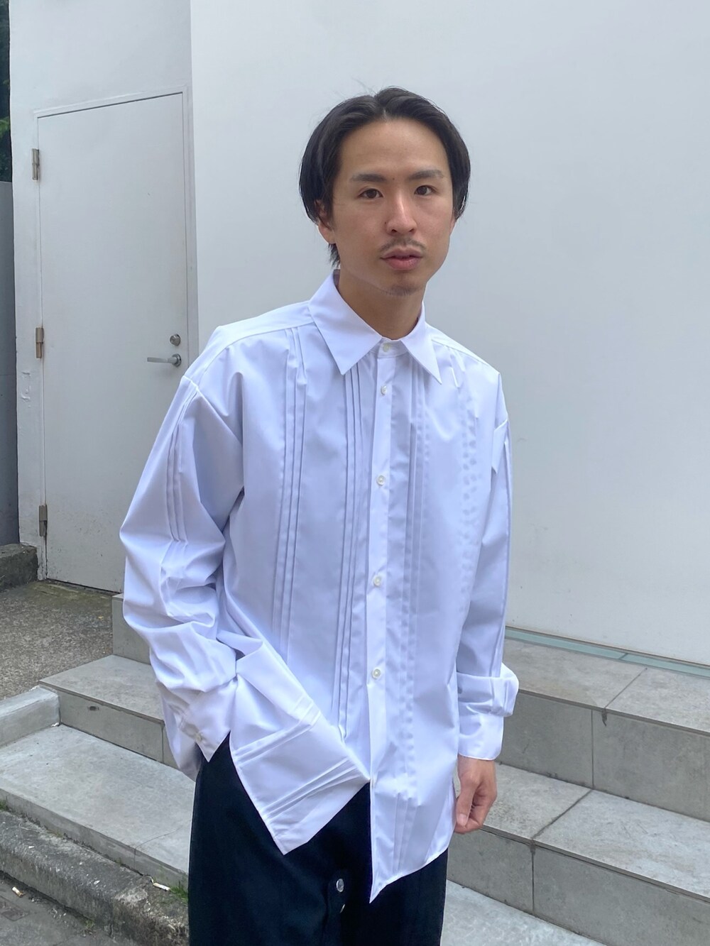 「春コーデ、春夏コーデ、シャツコーデ」｜「LiNoHのPLEATS L/S SHIRT/バイカラープリーツオーバーシャツ（シャツ/ブラウス、ホワイト系）」を使った、yoshidaさん（メンズ・169cm）の春コーディネートの3枚目の写真