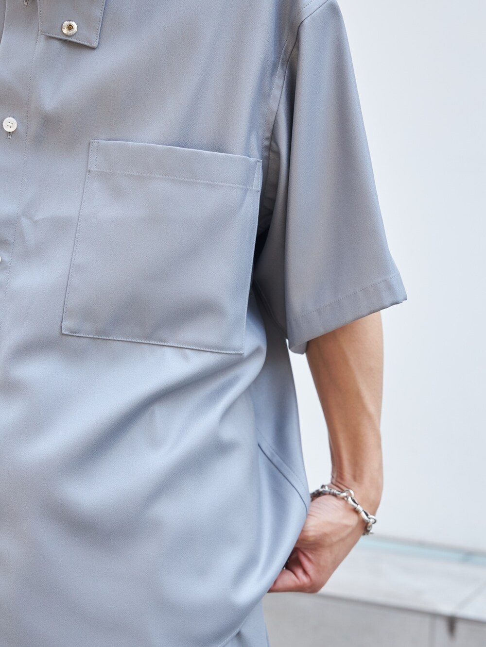 グレー系のシャツ/ブラウス、グレー系のその他パンツを着用したメンズの夏コーディネートの5枚目の写真