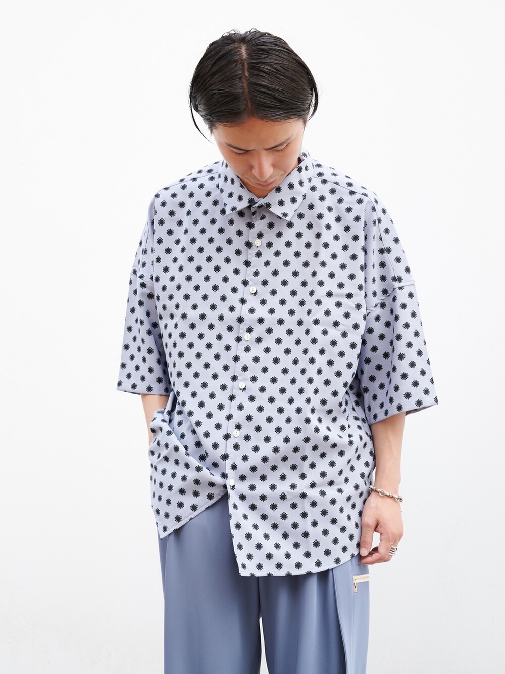 「アツいコーデ全部見せ、今日のコーデ、シンプルコーデ」｜「CULLNIのSTUDIOUS別注 CARGO PANTS（カーゴパンツ、グレー系）」を使った、yoshidaさん（メンズ・169cm）の夏コーディネートの4枚目の写真