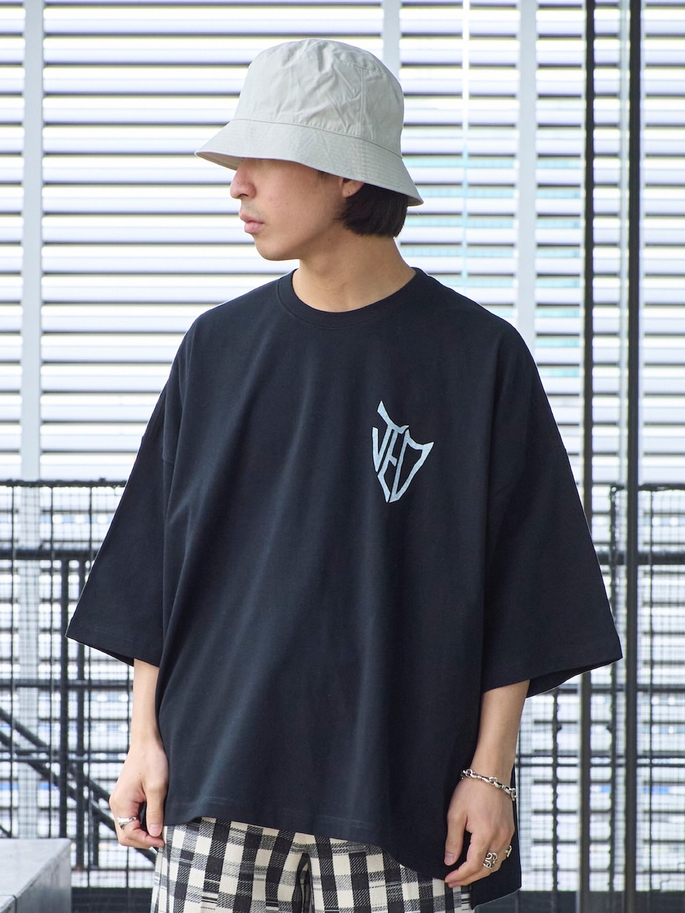 ブラック系のTシャツ/カットソー、その他のその他パンツ、ベージュ系のハットを着用したメンズの春コーディネートの4枚目の写真